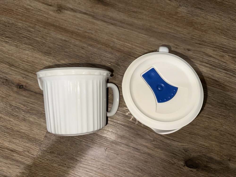 CorningWare French White 20 Oz Stoneware Coffee Soup Mug Cup Vented Lid Lot of 2